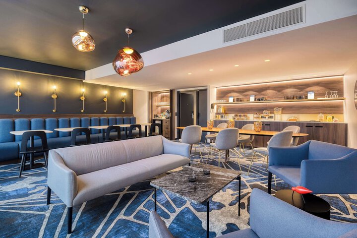 Lounge 141 of 153