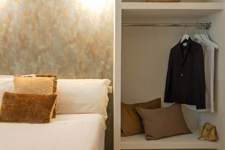 Room 12 of 102