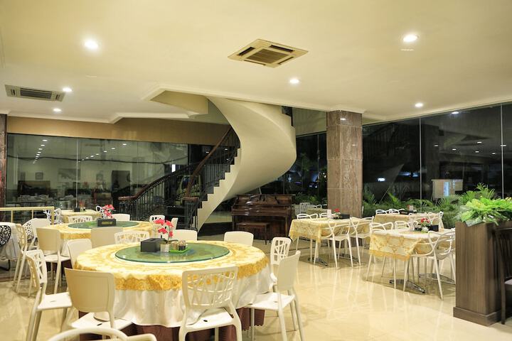 Dining 40 of 61