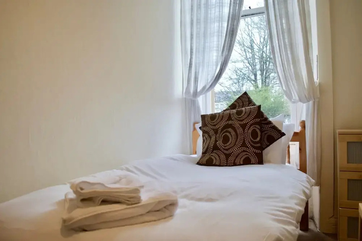 Room 4 of 14