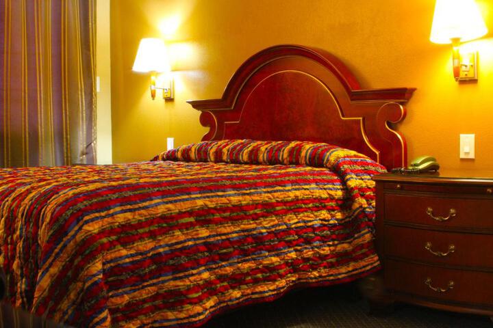 1 Queen Bed (4 of 4)