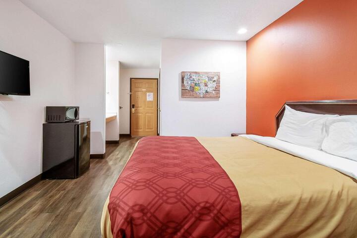 1 Queen Bed (1 of 9)
