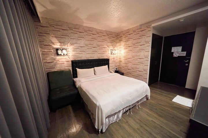 Room 7 of 48
