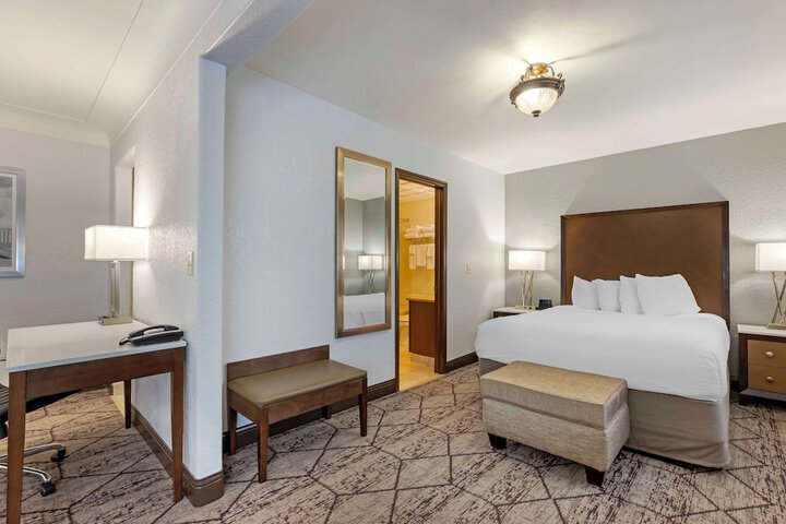 1 Queen Bed (11 of 37)