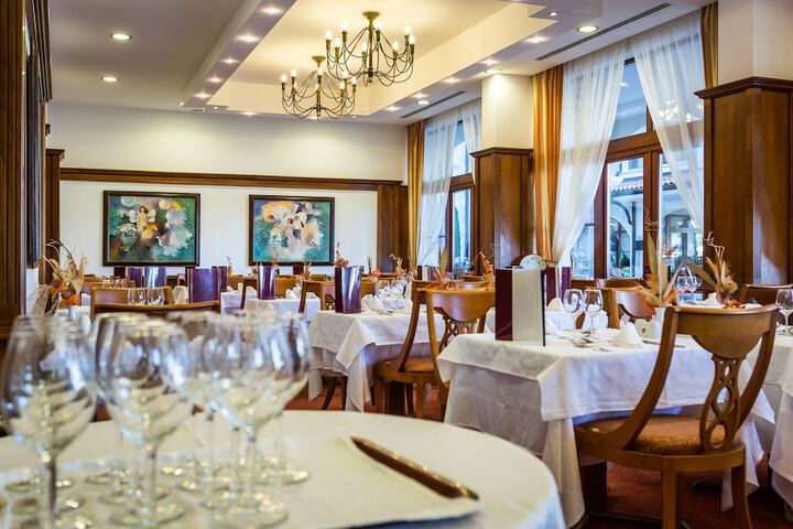 Dining 84 of 173