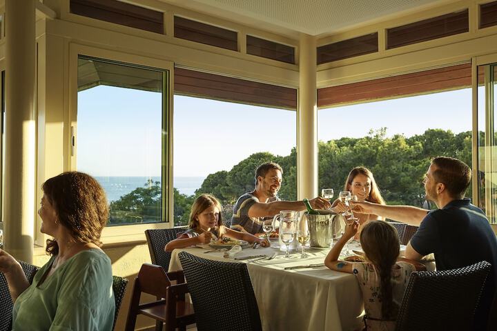 Dining 73 of 102