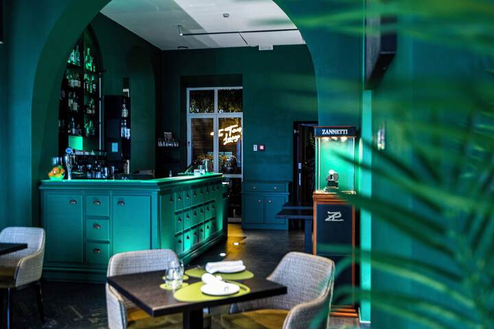 Lounge 69 of 79