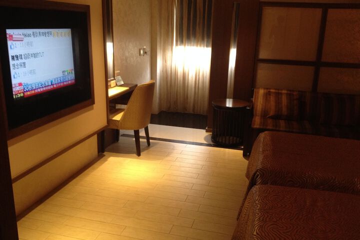 Room 2 of 39