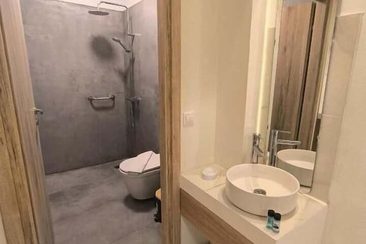 Room 9 of 25