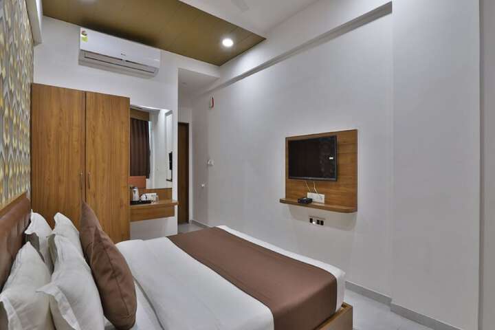 Room 9 of 16
