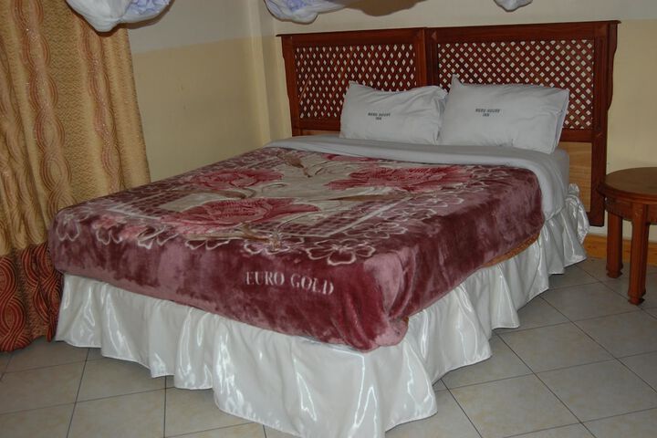 Room 4 of 12