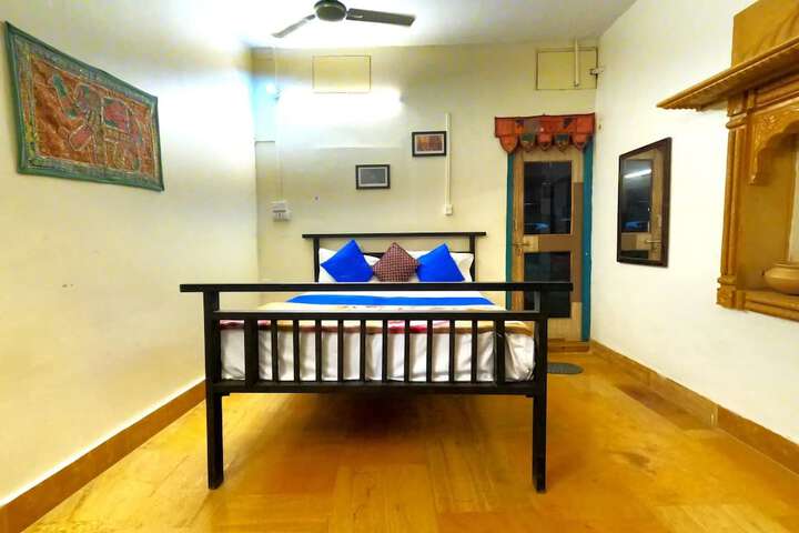 Room 6 of 10