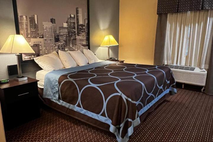 1 Queen Bed (10 of 35)