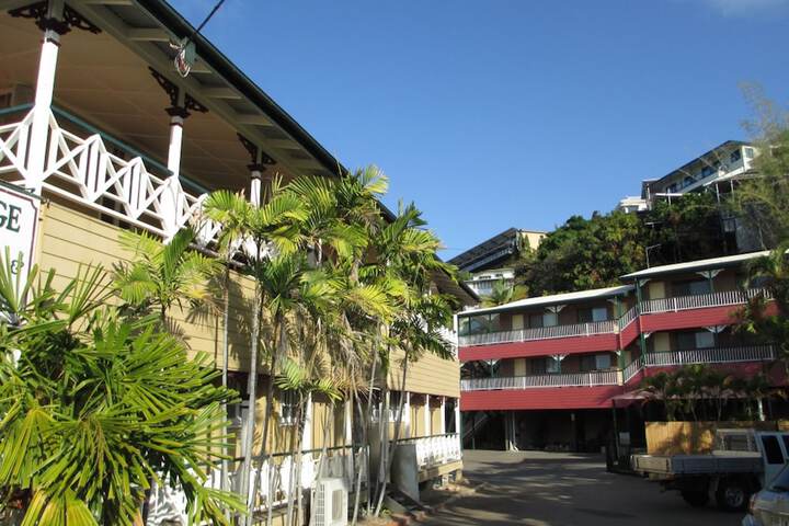 Yongala Lodge by The Strand in North Ward