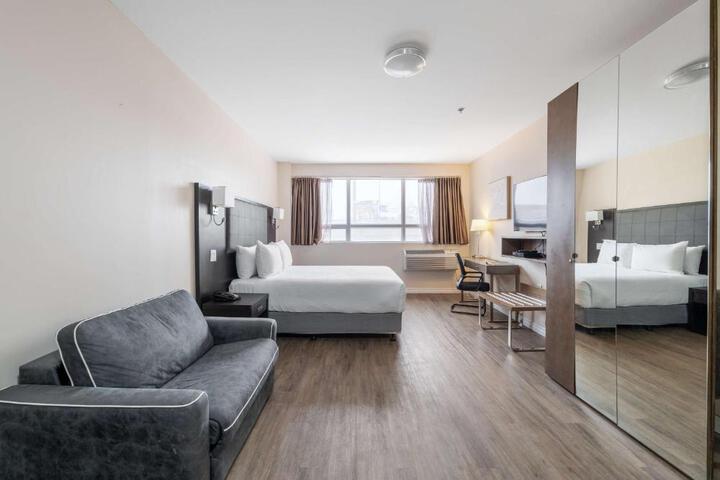 1 Queen Bed (1 of 2)