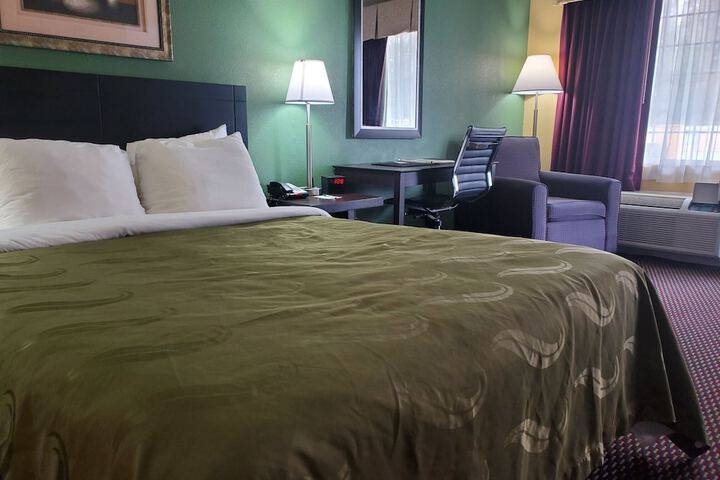 1 Queen Bed Accessible Room (2 of 13)