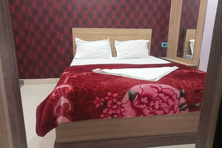 Room 4 of 8