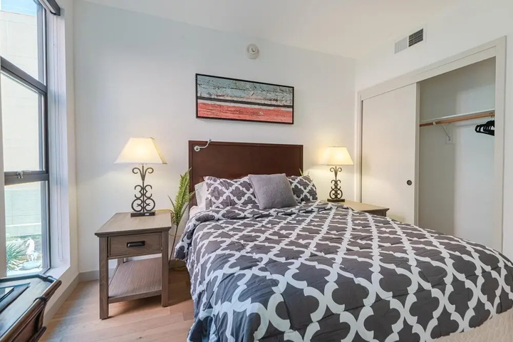 Gorgeous Hollywood Living - 2 Bedroom