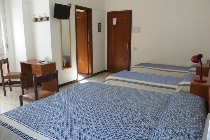 Room 6 of 42