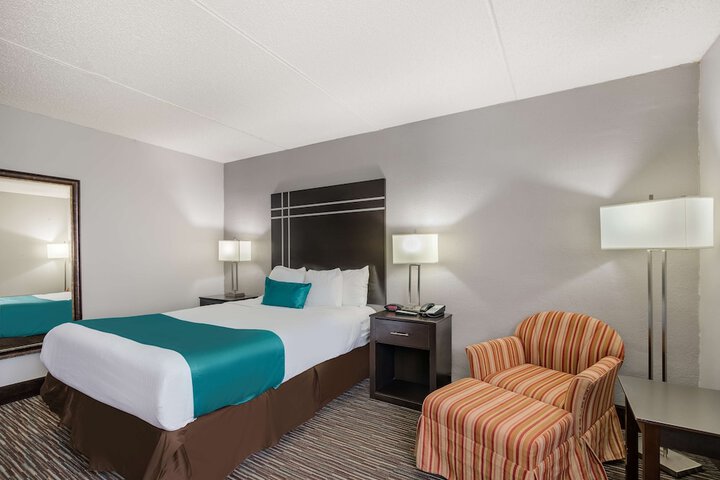 1 Queen Bed Mobility Accessible Communication Assistance Bathtub Full Breakfast (6 of 17)