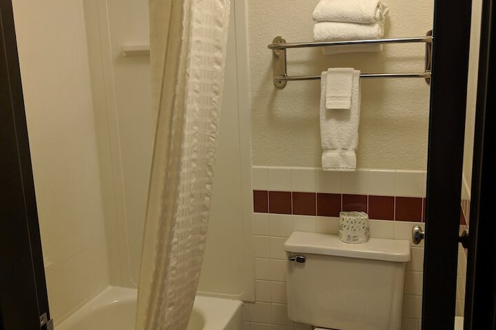 Suite Single Jetted Tub (3 of 4)