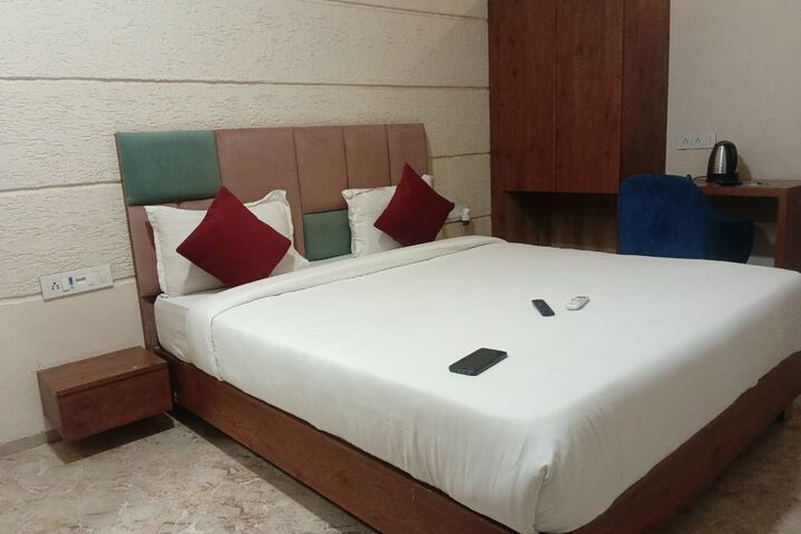 Room 5 of 10