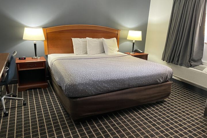 1 King Bed (1 of 13)
