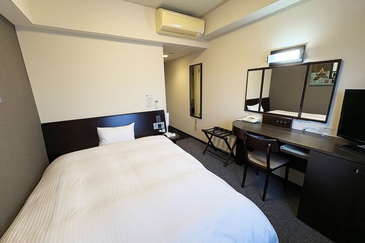 Room 3 of 28