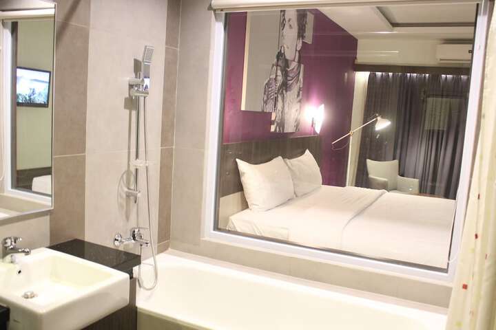 Room 32 of 67
