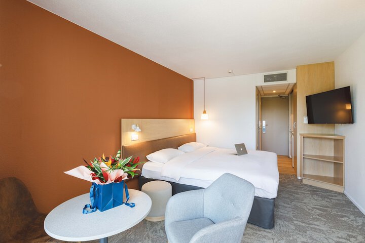 Room 10 of 99