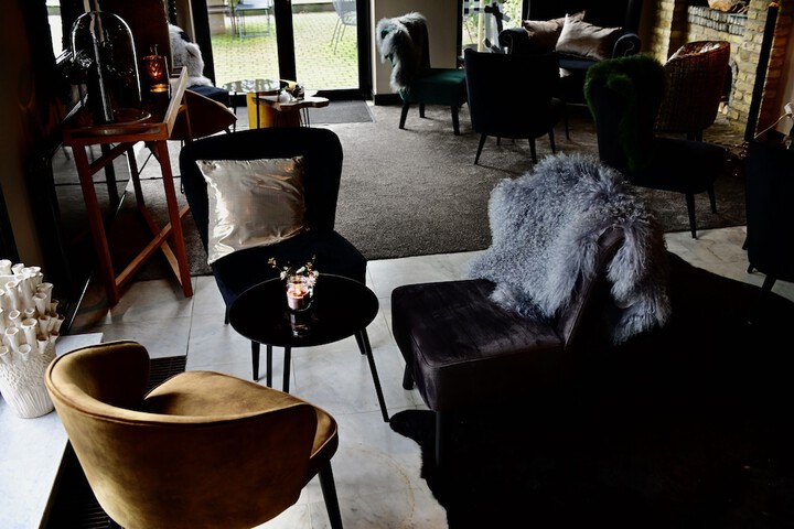 Lounge 32 of 43