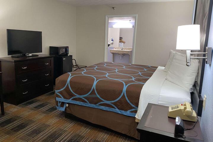 1 King Bed (6 of 8)