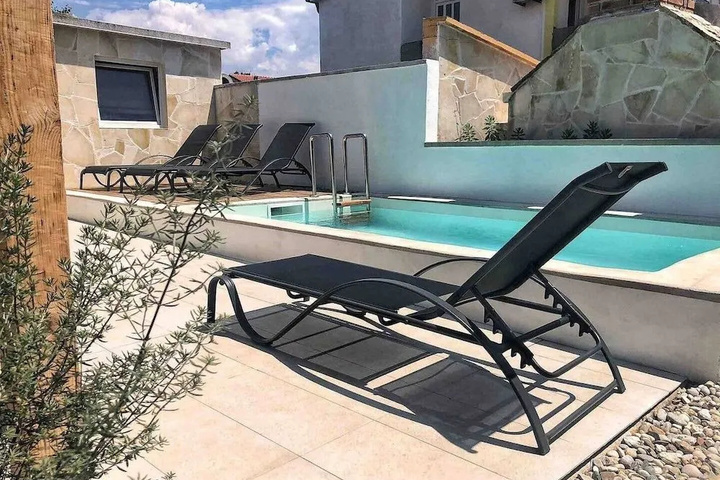 Pool 10 of 18