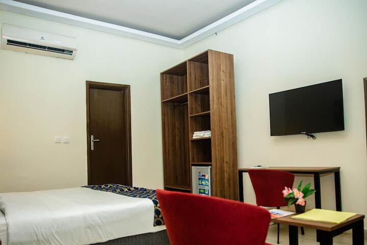 Room 13 of 32