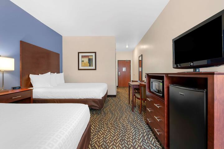 2 Queen Beds Microwave and Refrigerator Full Breakfast (5 of 16)