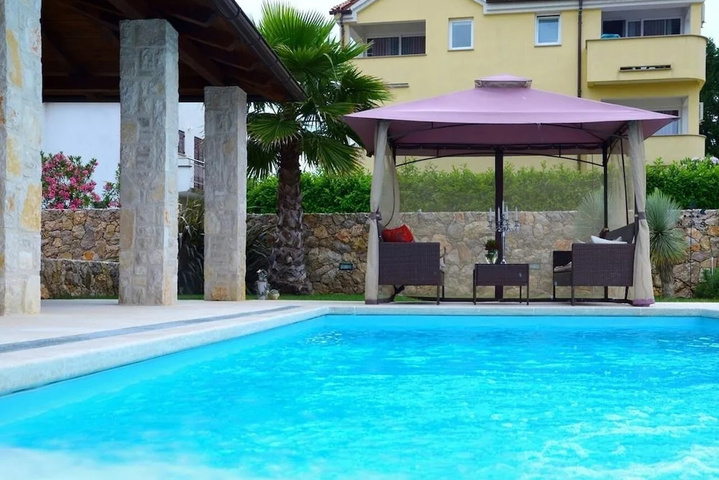 Pool 13 of 21