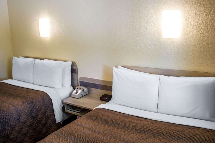 2 Double Beds (4 of 7)