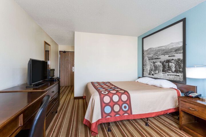 1 Queen Bed (6 of 14)
