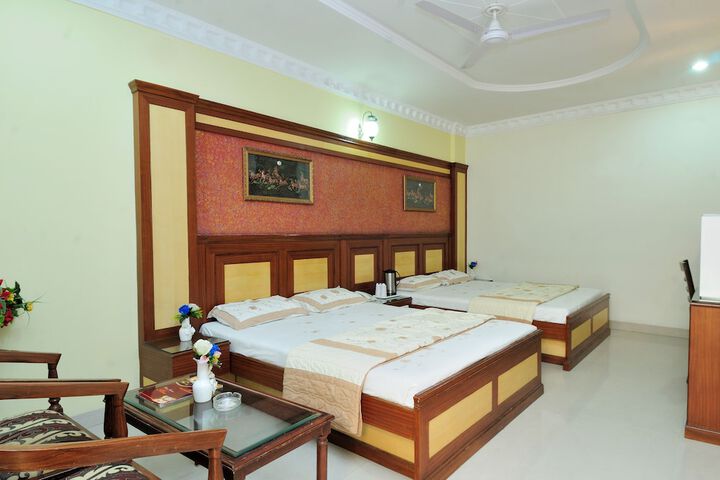 Room 10 of 32