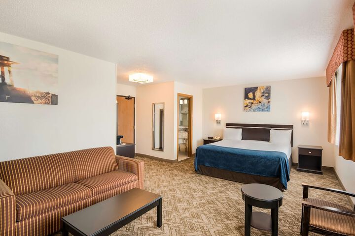 1 King Bed Microwave and Refrigerator 32 Inch LCD Television High Speed Internet Full Breakfast (2 of 8)