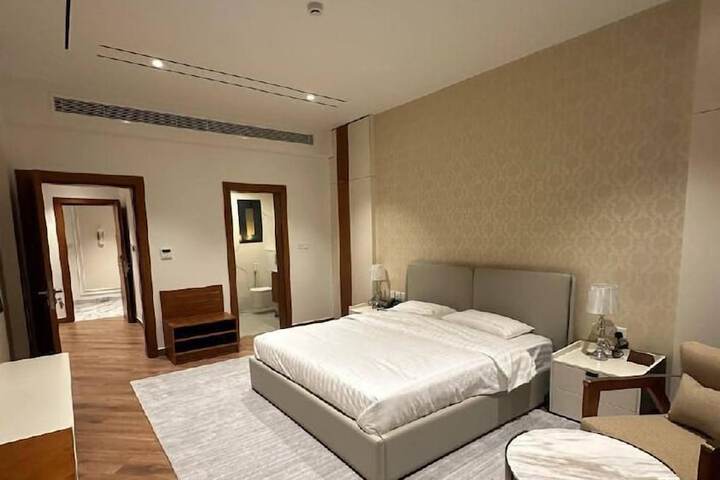 Room 8 of 10