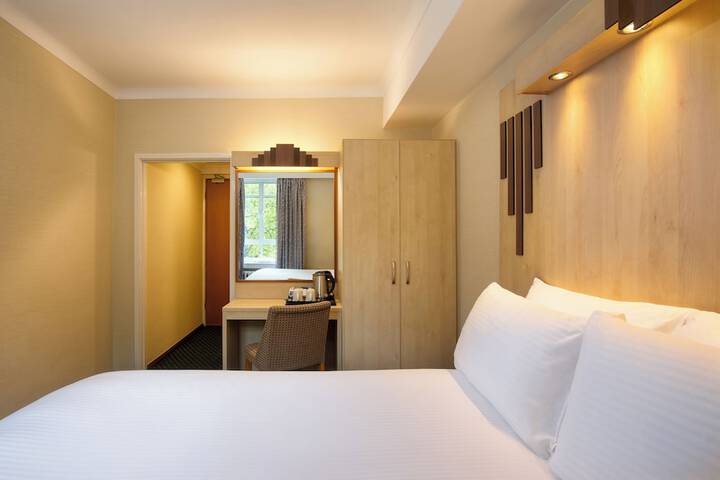 Room 46 of 119