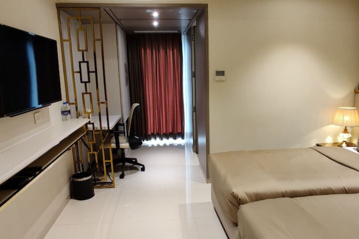 Room 18 of 48