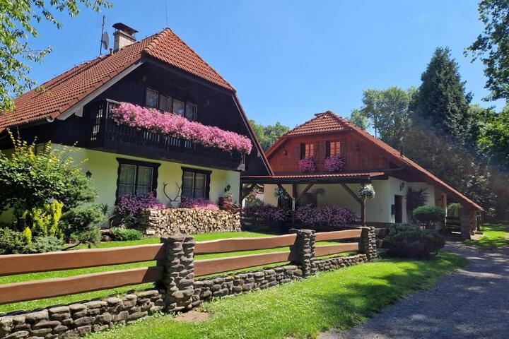 Chaloupka u řeky