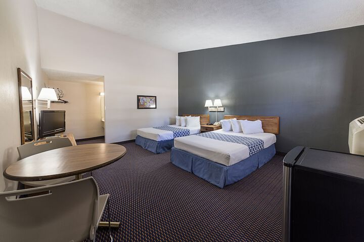 2 Double Beds (3 of 6)