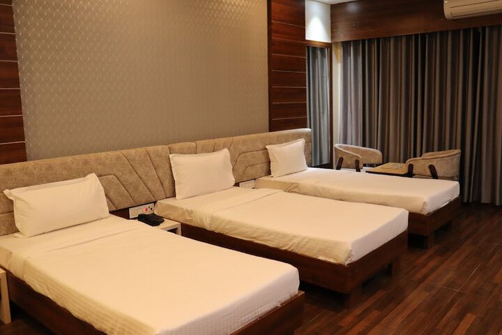 Room 13 of 32