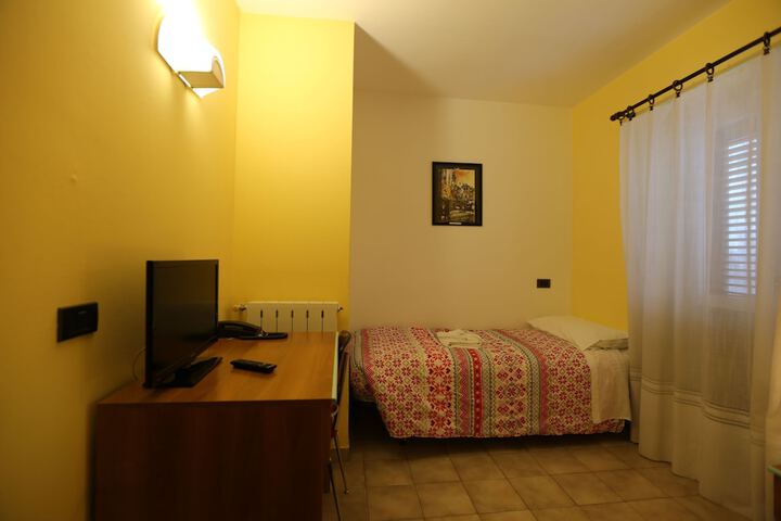 Room 4 of 63