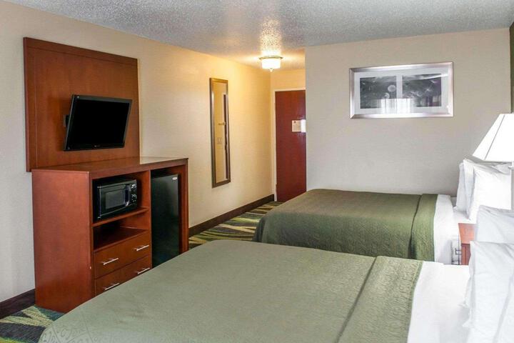 2 Queen Beds (1 of 10)