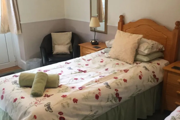 Room 4 of 8