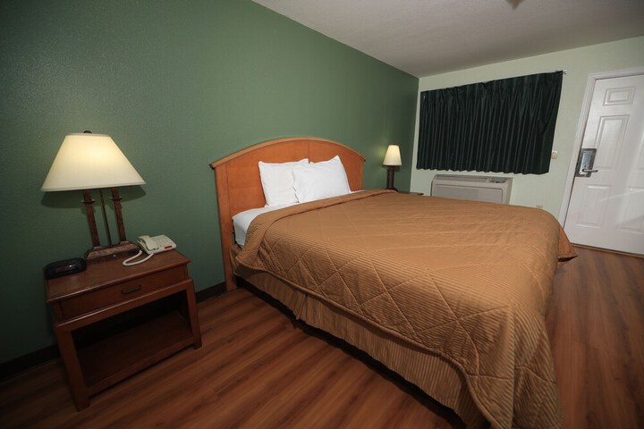 Room 4 of 28